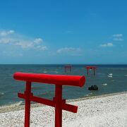 月の引力が見える町に建つ：大魚神社の海中鳥居