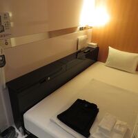 黒い箱形のものが鍵付き荷物収容スペース