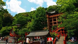 華やかな朱塗りの懸造りがインパクトある：祐徳稲荷神社