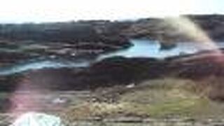 城ヶ島の端っこで、荒々しい岩場を見ながらの海岸散歩を楽しめます