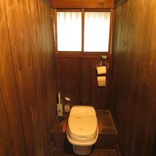 トイレはいわゆるボットン便所だが、便座が取り付けられている。