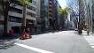 有名で、飲食店や流行に敏感な専門店が並ぶエリア