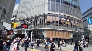 いつも若者でごった返しています。