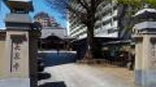 周辺は、流行の先端を行く店が多いエリアなので、寺との対照が激しく最高