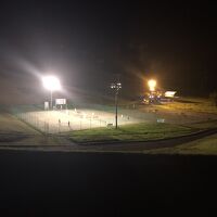 テニスコート。ライトアップされてます。