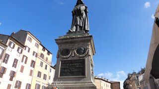 長方形の広場の中ほどには処刑されたブルーノさんの像がありました
