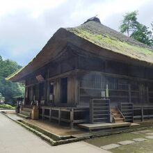 屋根に苔が目立ってました。