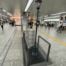 赤い靴を履いてた女の子像