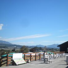 メインの棟の北側にある展望デッキ