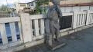 石和の駅前通りにあります