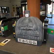 下諏訪駅では万治の石仏は出迎えてくれる。