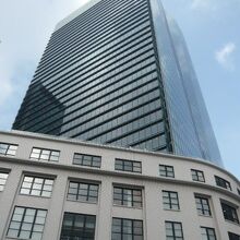 ＪＰタワーの建物です。東京駅の駅舎の北側の向かいにあります。