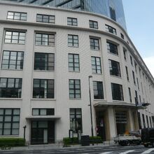 ＪＰタワービルの低層階の南側です。はとバスの北向いです。