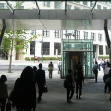 東京駅の丸の内南口の出口から見たＪＰタワービルです。