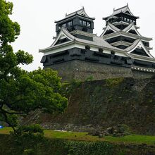 天守閣完成、でも全体を見ると一部崩れた塀やブルーシートが残る