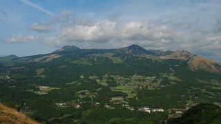 俵山峠展望所近くまで行くと阿蘇全体が見渡せる：俵山峠