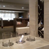 ロビーから見たフロント。