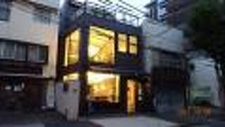 夕方～夜間には、オー・メルベイユ・ドゥ・フレッドだけが、パッと明るい雰囲気で、吸い込まれそうです。