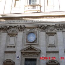 扉の上の美しいレリーフ