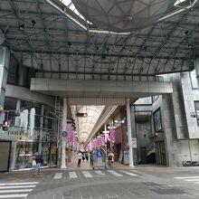 米屋町商店街側のアーケードを眺める