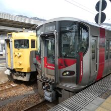 お～赤とメタリックな車体がカッコイイ！糸崎駅にて・・・