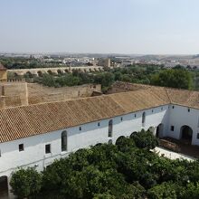 城壁の上からはローマ橋を遠望