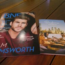 ブリスベンの空港雑誌とブリスベンの観光案内冊子でも読みます