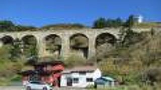 迫力ある見ごたえあるアーチ橋ですよ