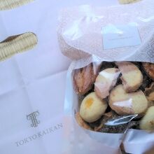 名物マロンシャンテリーなどの美しいケーキや焼き菓子があります