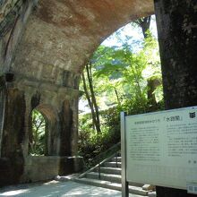 水路閣の手前にある案内看板