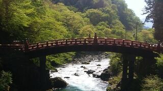 東照宮の手前の朱塗りの橋