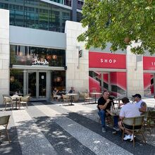 こんな感じのテラス席。ここは日本食屋です。