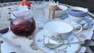 景色は良いが、秋のテラス席はアイアンチェアが冷たい