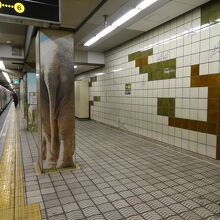 大国町より動物園前駅到着です。柱にも動物ラッピングが・・・