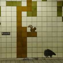 リスと針鼠と梟(ふくろう)がタイルにとまってる・・・・