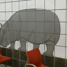 ベンチとカバさん