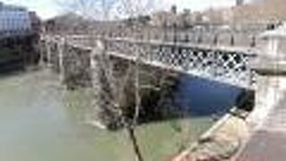 真実の口の広場の西にあるテベレ川に架かる橋