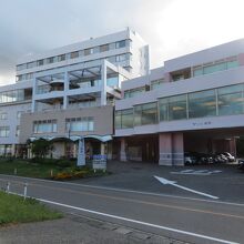 田園風景にひときわ目立つ近代的な建物です。