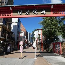 浅草寺の西側。
