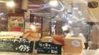 戎橋筋商店街入ってすぐ