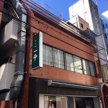 細い路地にあり目立たない