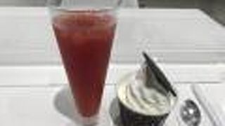 雪やこんこまじりっけなしプレミアムといちごジュース..