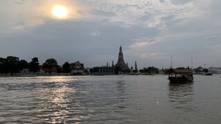 チャオプラヤ川越しに眺めるのが最高