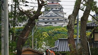 唐津の街を散策していると急に姿を現す：唐津城 (舞鶴公園)