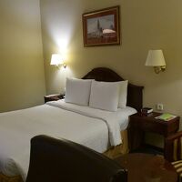 昼間は明るいですが夜は間接照明で暗め