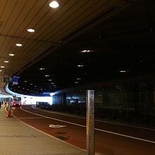 レンタカー会社の乗降場所は建物出て右手の1番端…ひたすら歩く