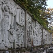 壮大な寺院です。大きな仏像や釈迦のレリーフが見ごたえがありました