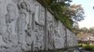 壮大な寺院です。大きな仏像や釈迦のレリーフが見ごたえがありました