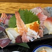 魚市場のボリューミー海鮮丼