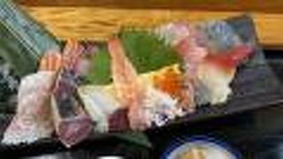 魚市場のボリューミー海鮮丼